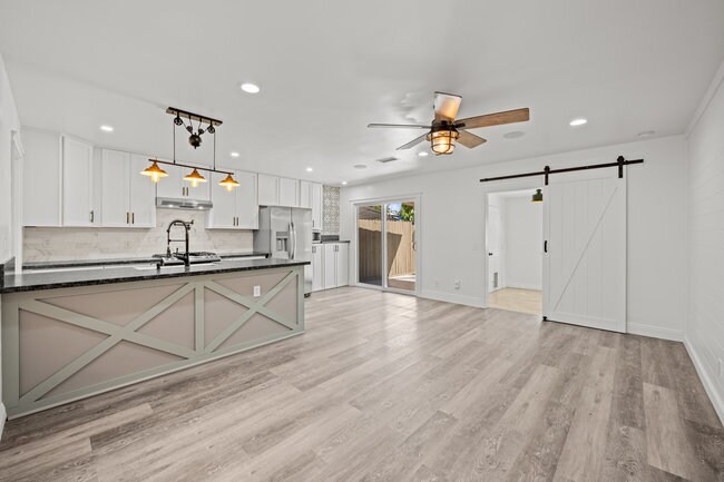 Building Photo - 257 Holiday Way