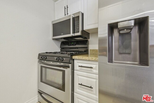 Building Photo - 5535 Canoga Ave