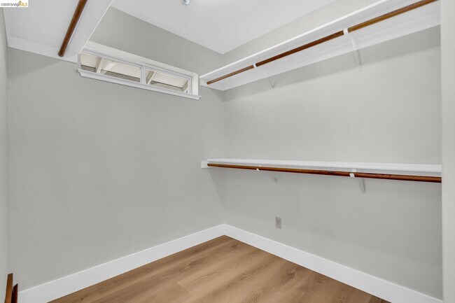 Building Photo - 5650 Edgeview Dr