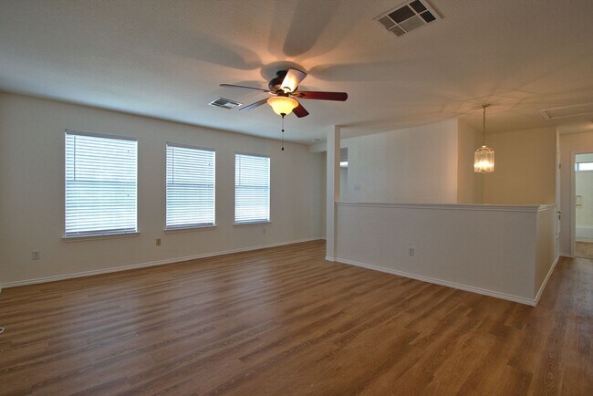 Building Photo - Well Maintained 4 Bed House in Kyle