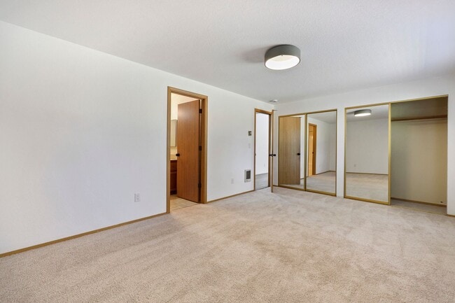 Building Photo - Move in ready - 3 bedrooms, 2 bath rambler...