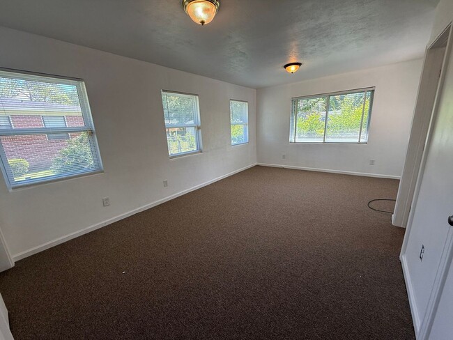 Building Photo - Pensacola - Lakeview - 3 bedroom, 2 bathroom