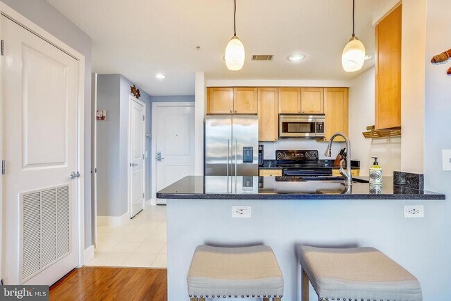 Building Photo - Professionally Managed // 1bedroom 1bathroom// Court House// Parking Included!