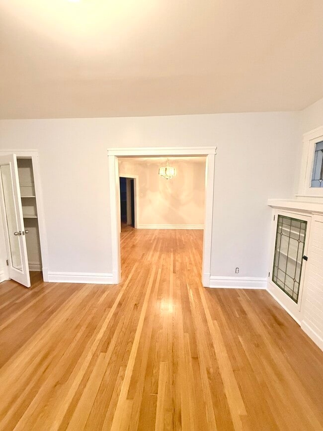 Building Photo - 4819 W Addison St