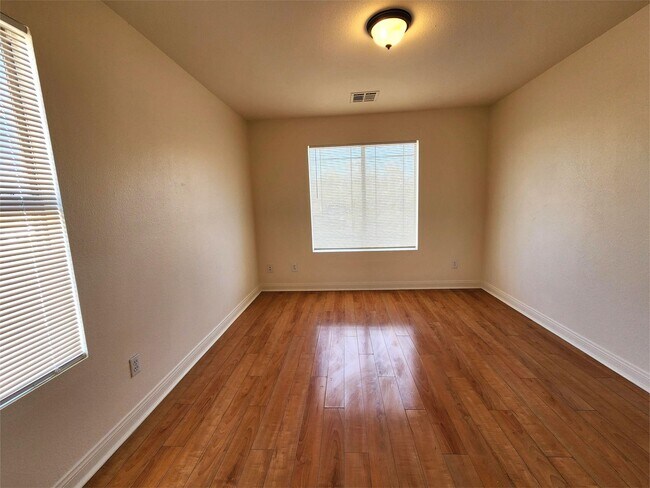 Building Photo - Single-Story Home with 2-Car Garage in Cul...