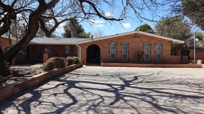 Building Photo - 1810 Town and Country Dr