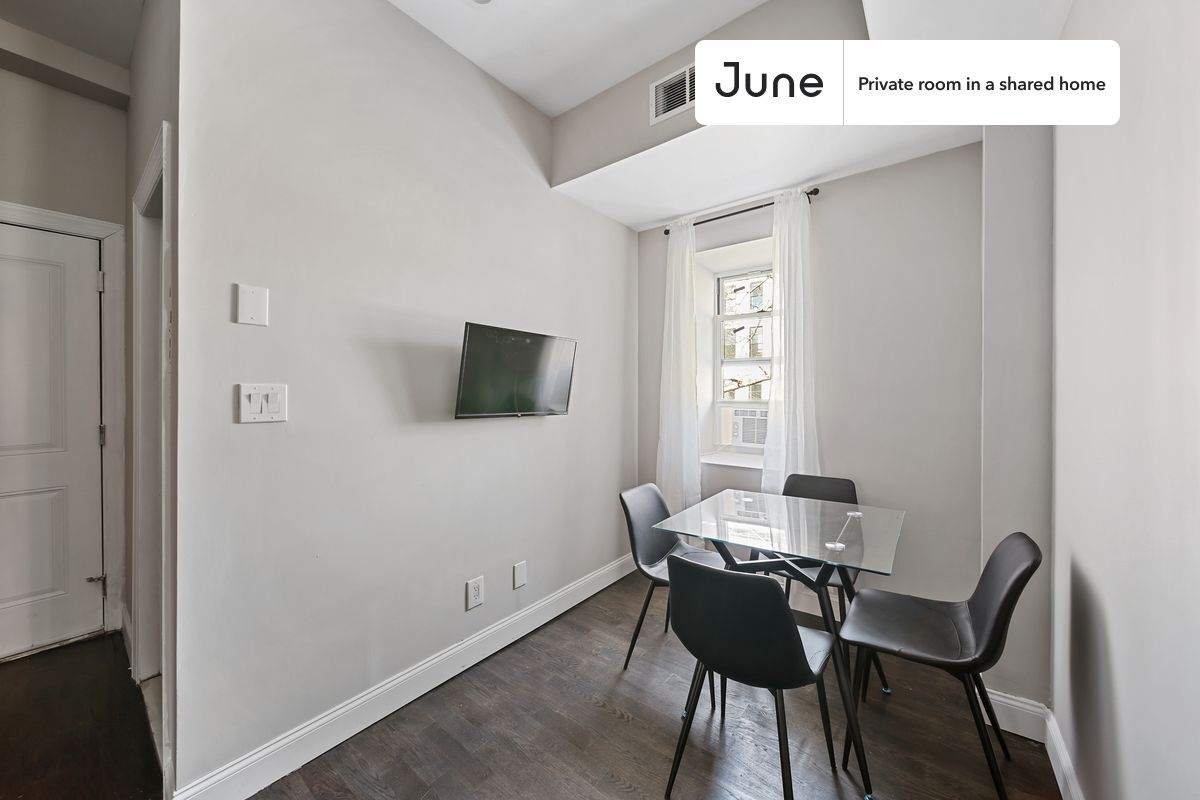 Building Photo - Private bedroom in 4 bed/2 bath Home