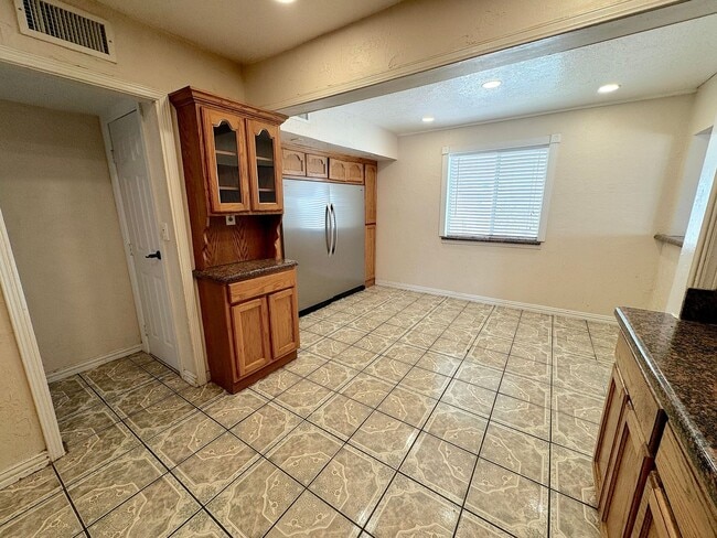 Building Photo - West El Paso/Canutillo 6bed/4bath refrig A/C Home!