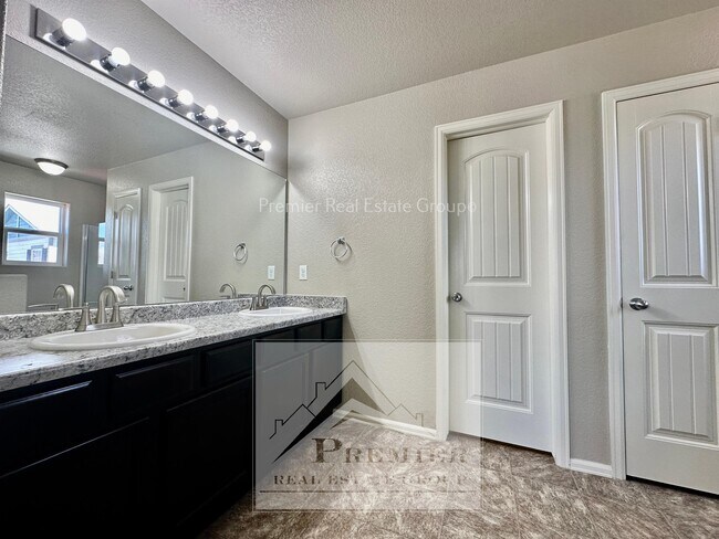 Building Photo - 3864 Saguaro Cir