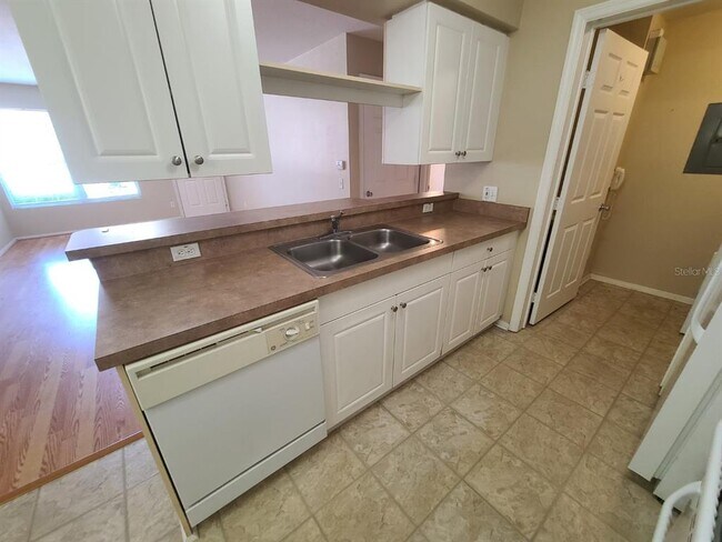 Building Photo - 36138 Lake Chase Blvd