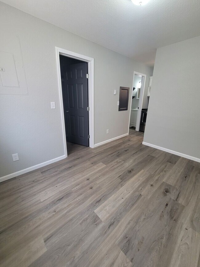 Building Photo - Remodeled Studio Apartment