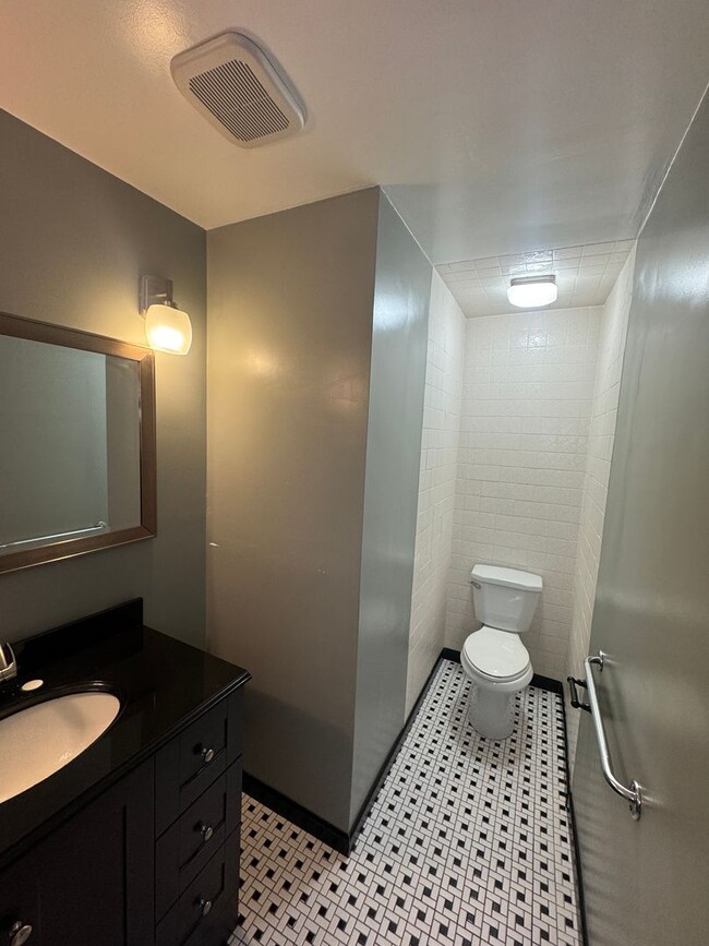Building Photo - Move in special-HALF off first month's rent!