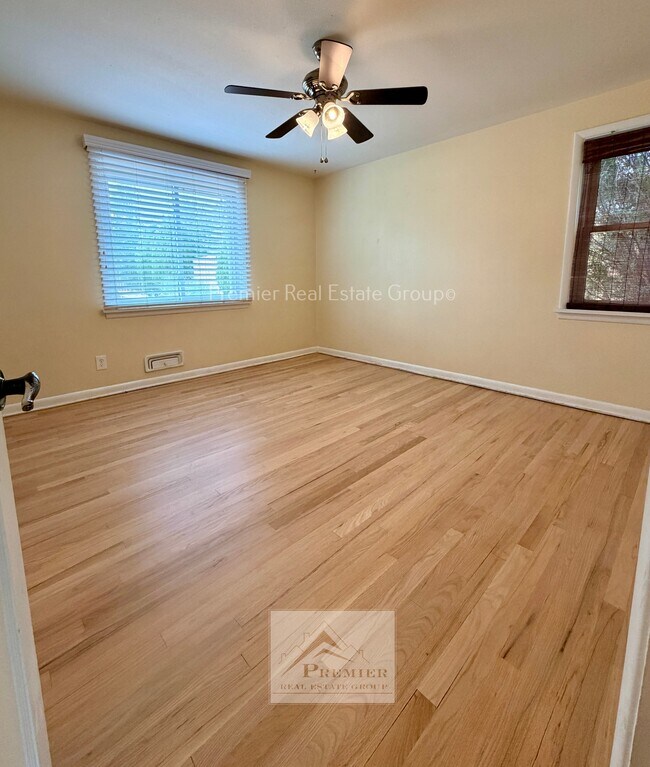 Building Photo - 2140 Robin Dr