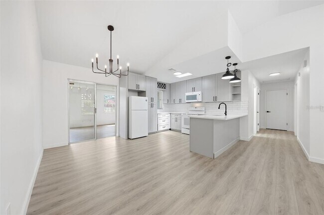 Building Photo - 515 Floral Dr