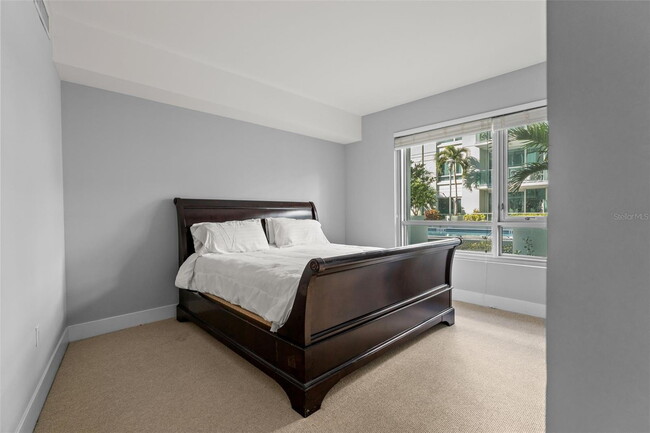 Building Photo - Modern 2 Bed/2 Bath Condo