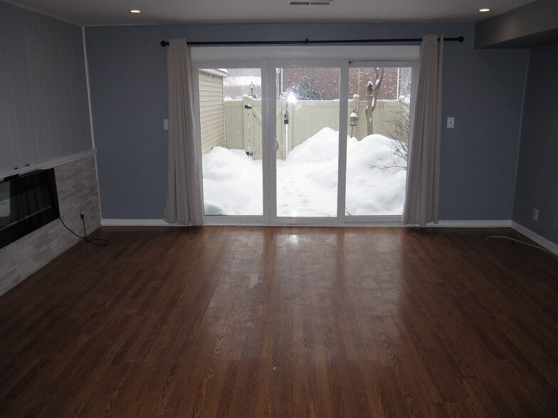 Building Photo - 2008 Windsor Dr