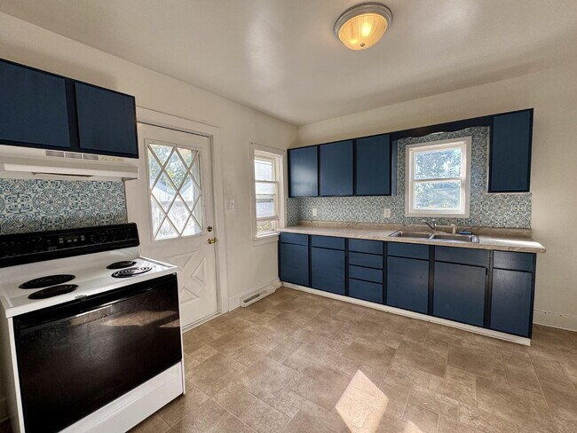 Building Photo - 2 Bedroom Home with Partially Finished Bas...