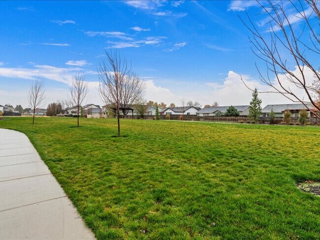 Building Photo - Free September Rent!  Beautiful Newer 4 Bed, 3 Bath located in the heart of Meridian - available ...