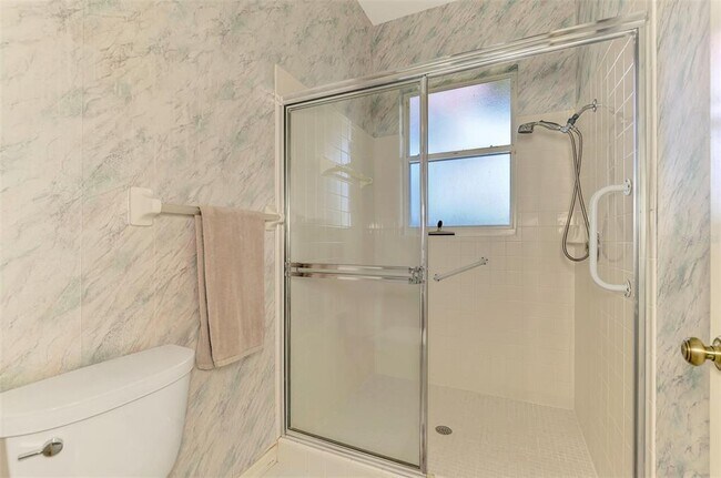 Building Photo - 549 Fallbrook Dr