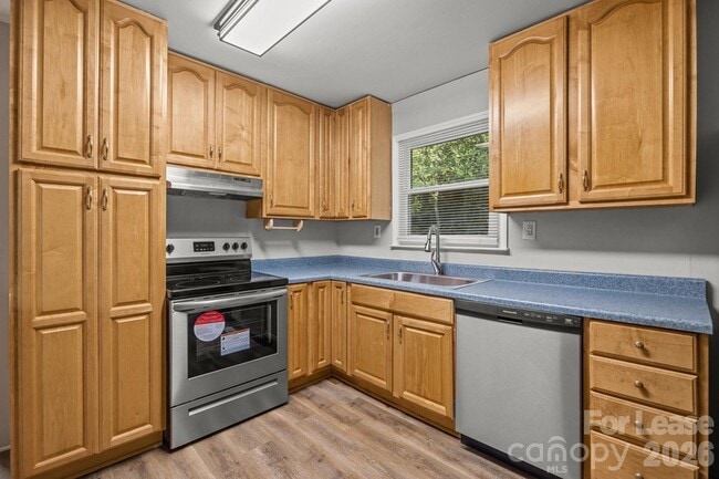 Building Photo - 4800 Maplecrest Dr
