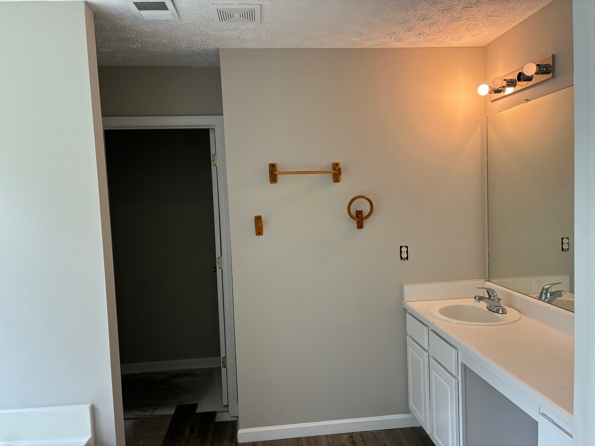 Building Photo - Room in House on Tara Bend