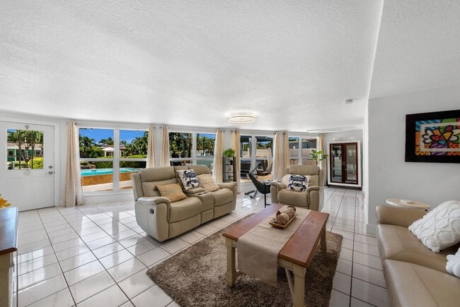 Building Photo - 220 SE 2nd Ave