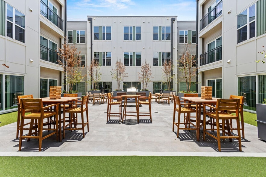 Building Photo - 596 W 9th St