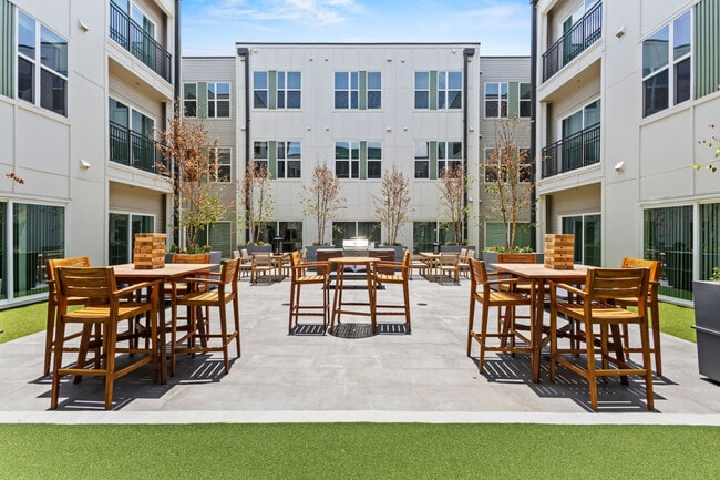 Building Photo - 596 W 9th St