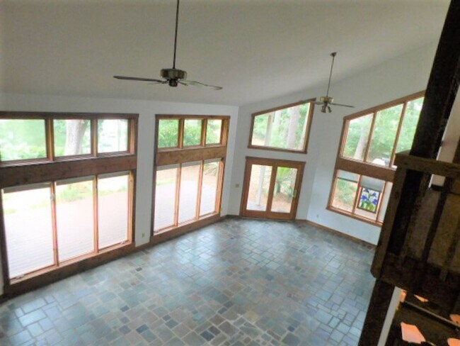 Building Photo - 20 Toppin Dr