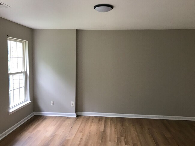 Building Photo - Great 3 Bedroom 2.5 Bath End Unit Townhome!