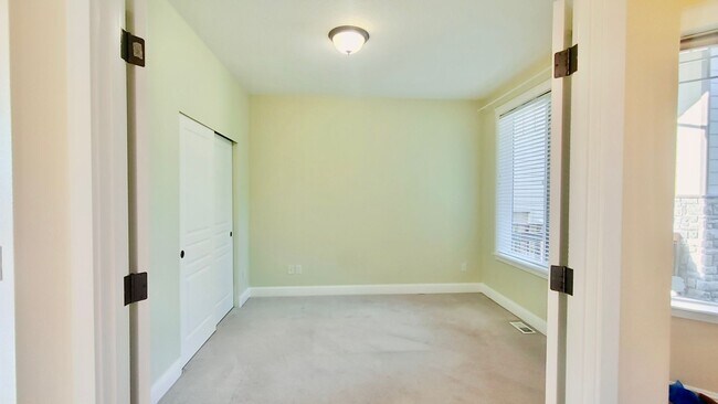 Building Photo - **$1000 OFF FIRST FULL MONTHS RENT**  Gorg...