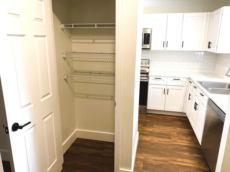 Building Photo - 9345 Green Meadows Way