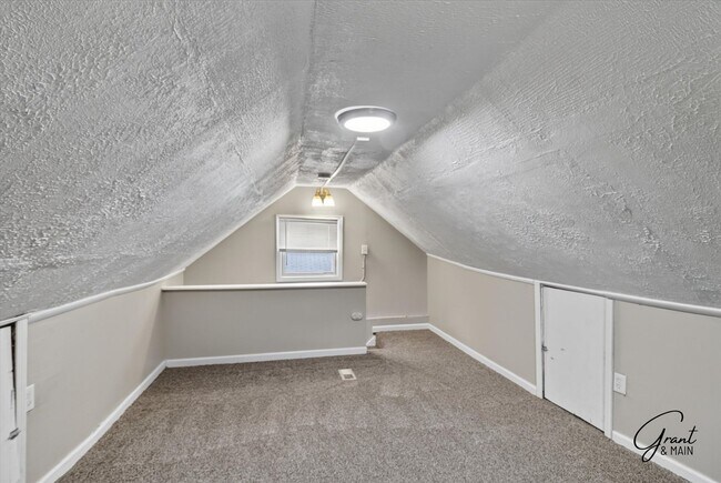 Building Photo - $1300 2 bedroom bungalow