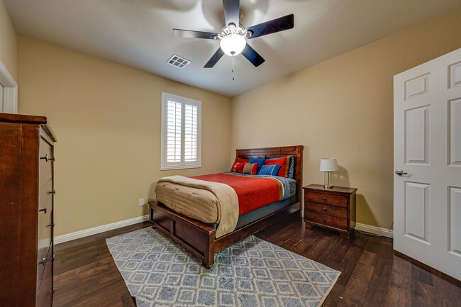 Building Photo - Single-Story Living with Modern Finishes – Available Furnished or Unfurnished