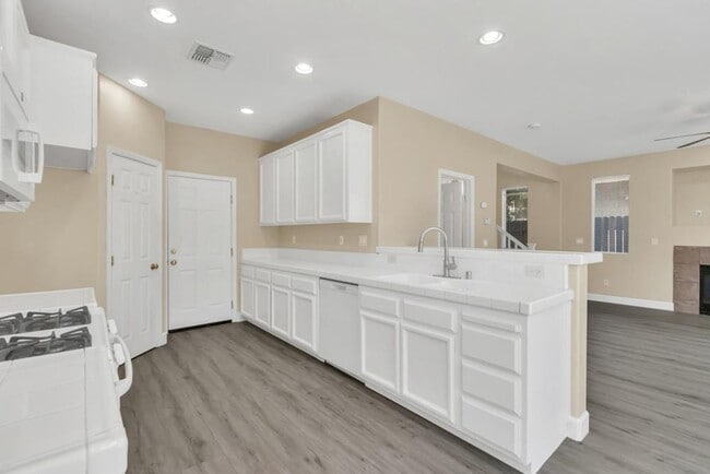 Building Photo - Beautiful 3 bed 2.5 bath in Natomas!