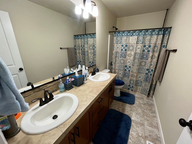 Building Photo - Beautiful 4Bd + 2Ba With Gorgeous Green Vi...
