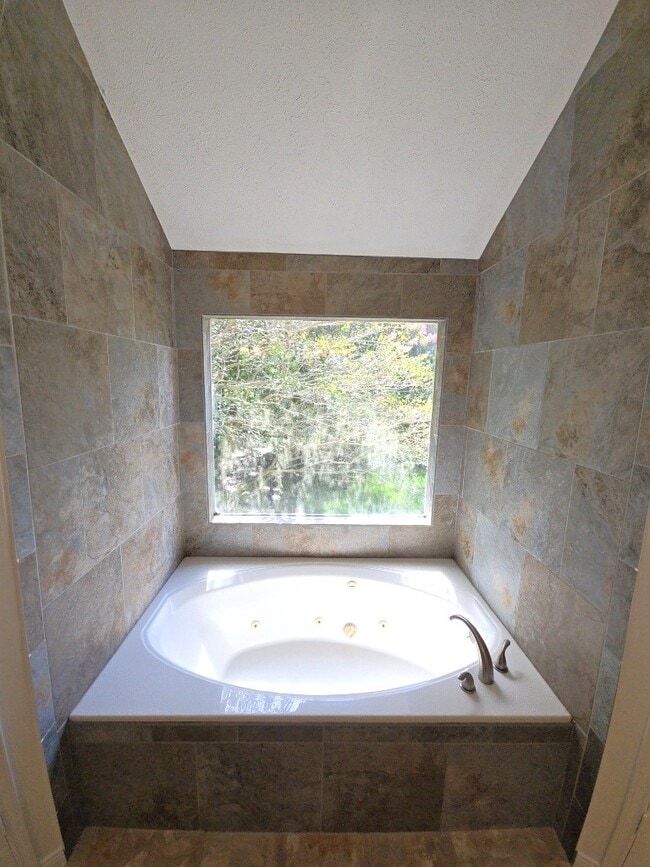 Building Photo - 2502 Fairwind Dr