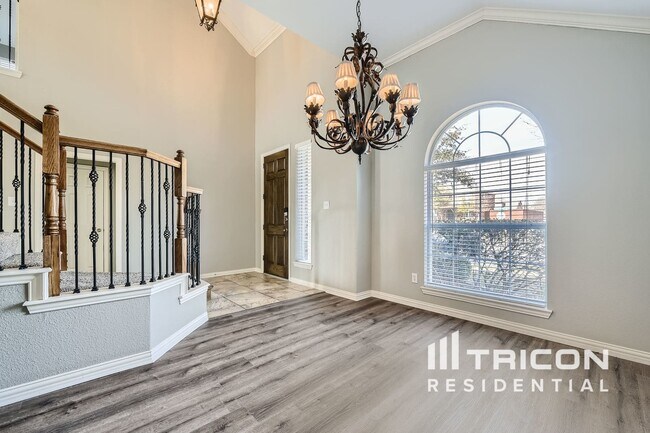 Building Photo - 2785 Greenway Dr