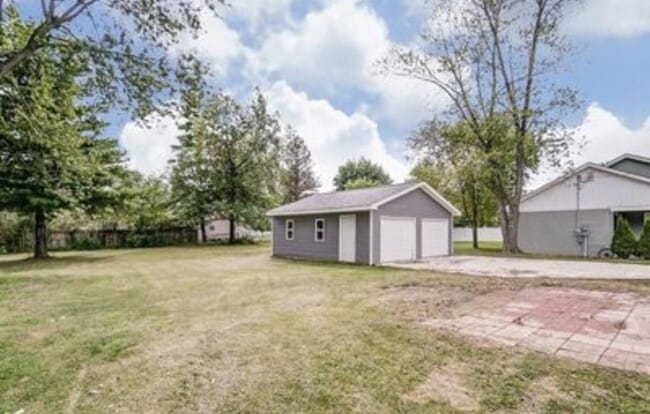 Building Photo - 141 Lotze St
