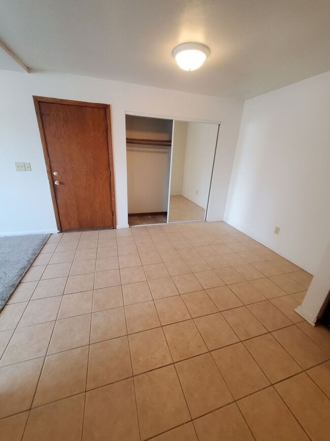 Interior Photo - 1920 Lathrop Ave. (16 Unit)