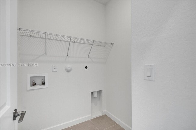 Building Photo - 732 SE 13th Ct