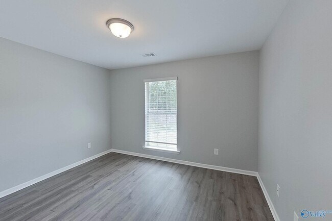 Building Photo - 112 Live Oak Dr