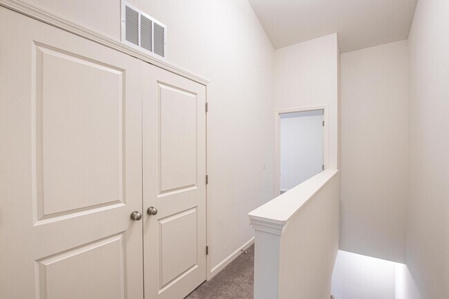 Building Photo - BEAUTIFUL 2 Bedroom Townhome in MIDLAND- A...
