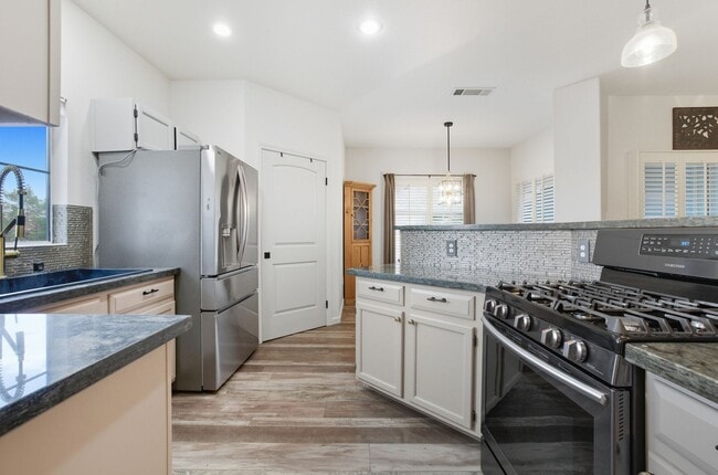 Building Photo - Upgraded 1 Bedroom Condo in Gated Communit...