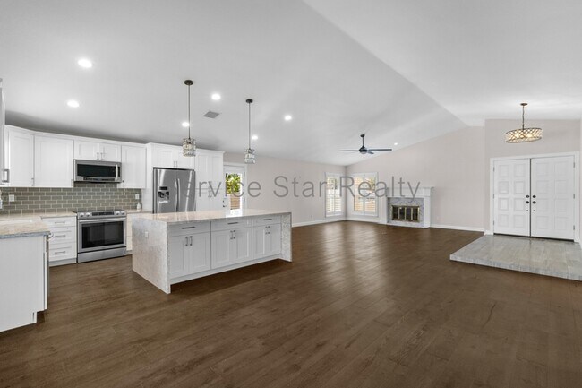 Building Photo - 1703 N La Rosa Dr