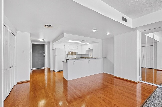 Building Photo - Art Deco Condo 1 Bedroom  1 Bath with cove...