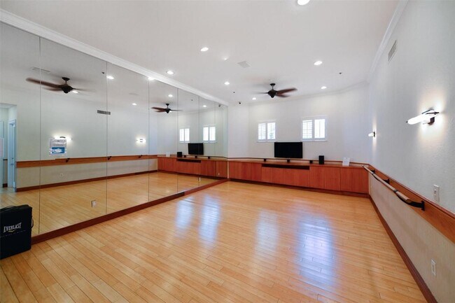 Building Photo - 3245 NE 184th St
