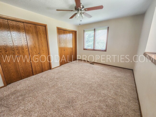 Building Photo - Executive 4 Bedroom Home in West Des Moine...