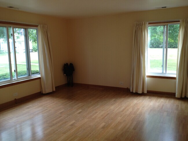 Building Photo - 1362 Cove Dr