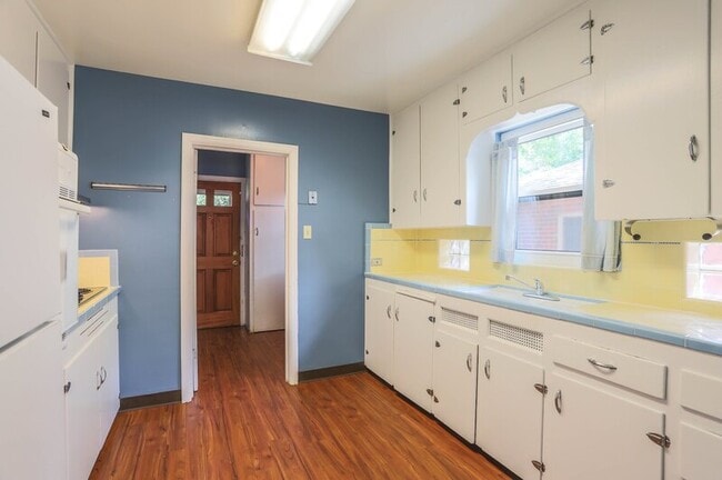 Building Photo - 1254 Dahlia St